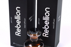 чорні коробки з картону