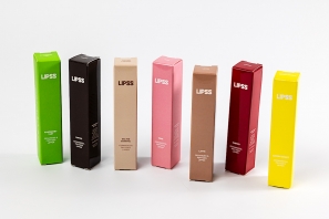 різнокольорові коробки для косметики