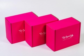 Фирменные ярко-розовые коробки для косметики